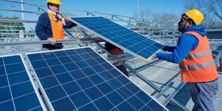 personas colocando placas solares